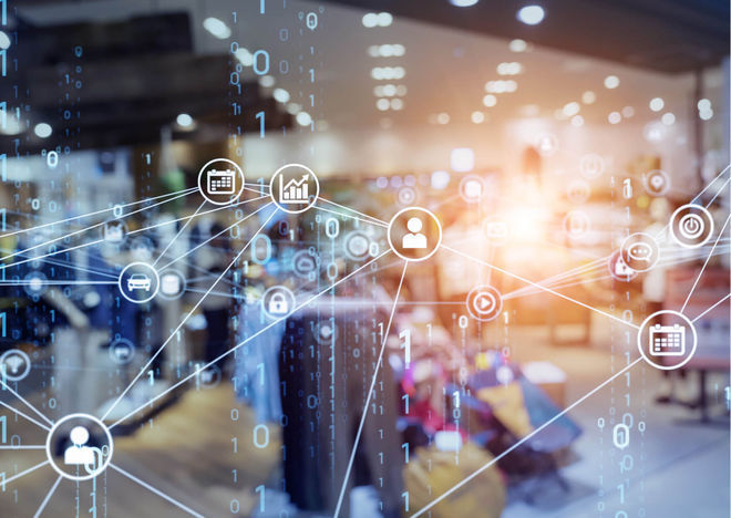 Einzelhandelsgeschäft mit ineinandergreifenden digitalen Symbolen im Vordergrund.